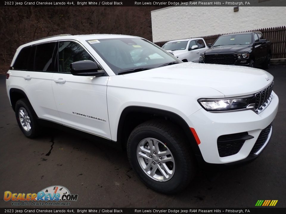 2023 Jeep Grand Cherokee Laredo 4x4 Bright White / Global Black Photo #8