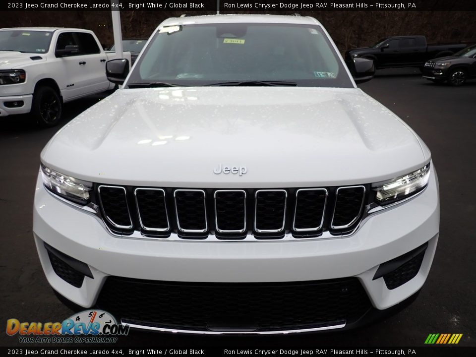 2023 Jeep Grand Cherokee Laredo 4x4 Bright White / Global Black Photo #9
