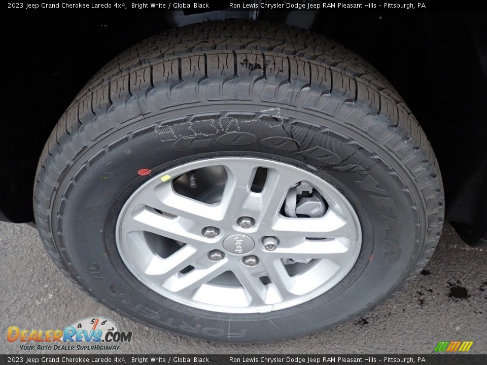 2023 Jeep Grand Cherokee Laredo 4x4 Bright White / Global Black Photo #10