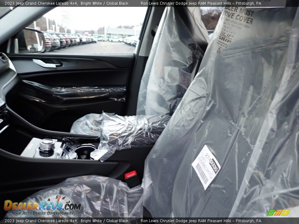 2023 Jeep Grand Cherokee Laredo 4x4 Bright White / Global Black Photo #11