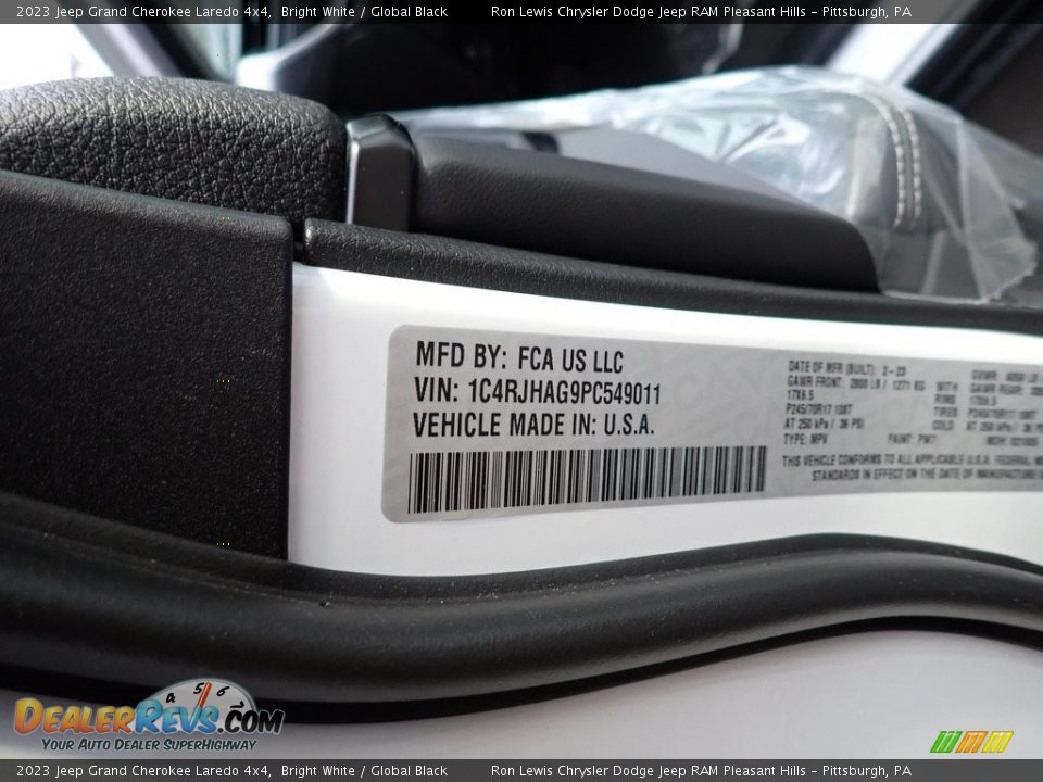 2023 Jeep Grand Cherokee Laredo 4x4 Bright White / Global Black Photo #14