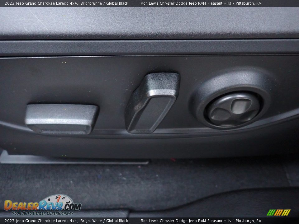 2023 Jeep Grand Cherokee Laredo 4x4 Bright White / Global Black Photo #16