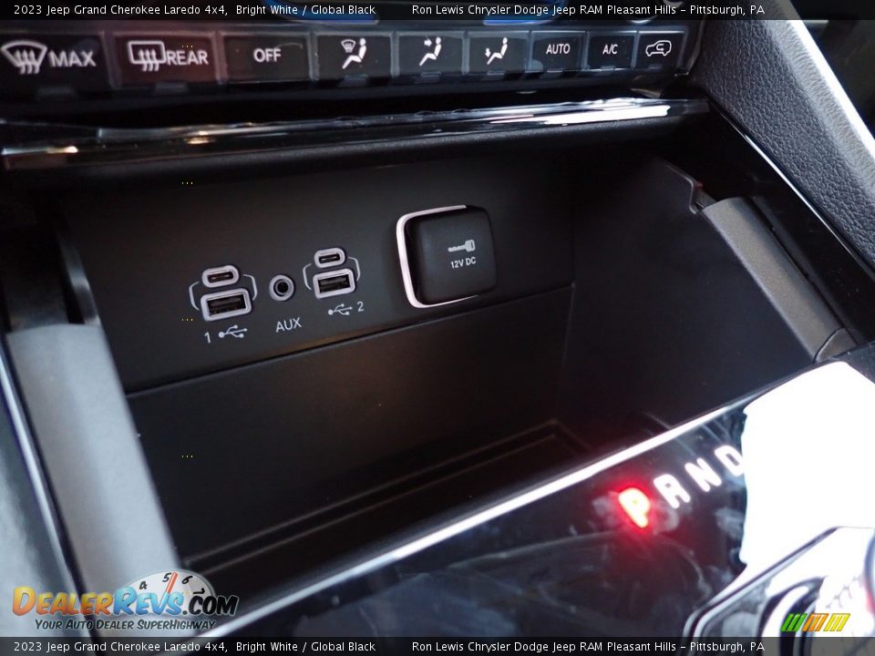 2023 Jeep Grand Cherokee Laredo 4x4 Bright White / Global Black Photo #17
