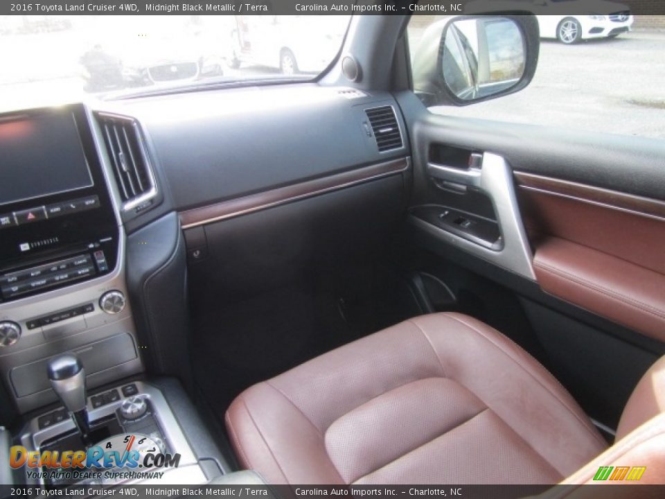 2016 Toyota Land Cruiser 4WD Midnight Black Metallic / Terra Photo #14