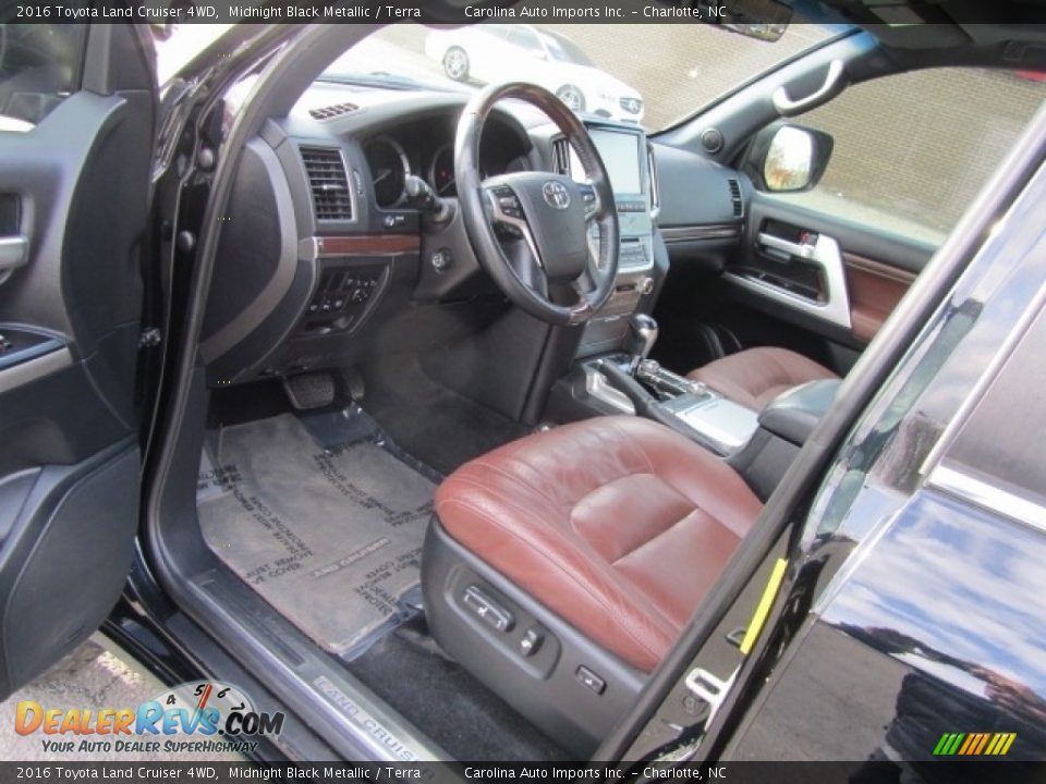 2016 Toyota Land Cruiser 4WD Midnight Black Metallic / Terra Photo #17