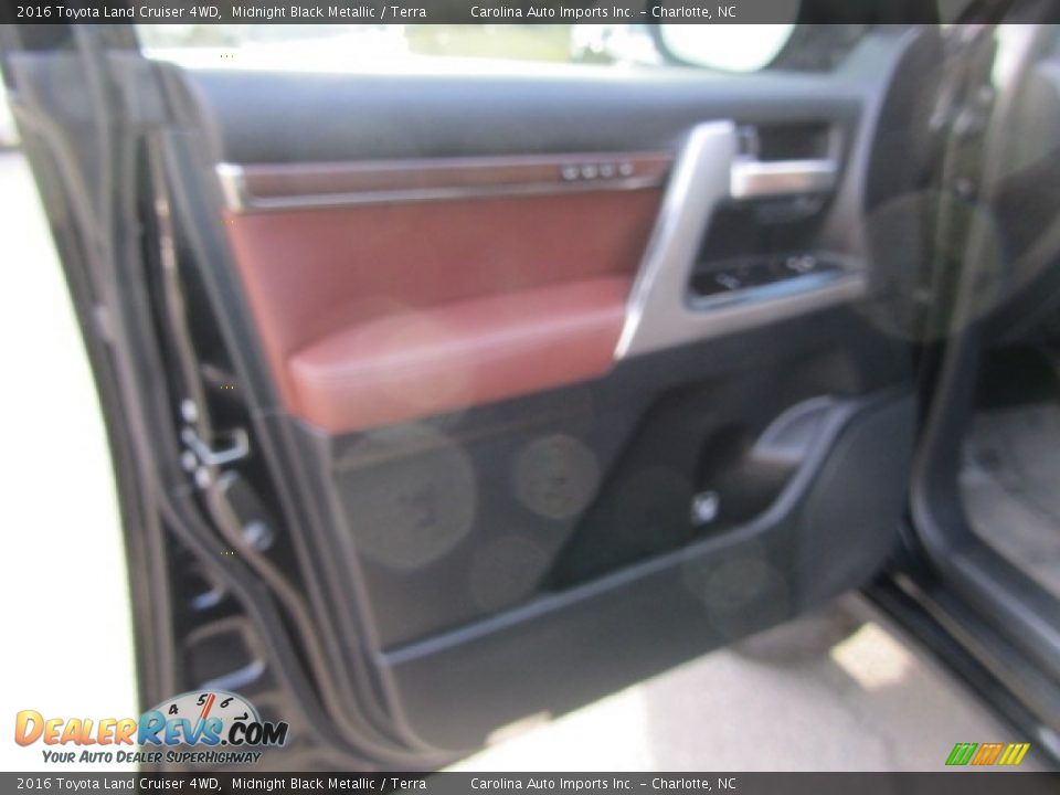 2016 Toyota Land Cruiser 4WD Midnight Black Metallic / Terra Photo #18