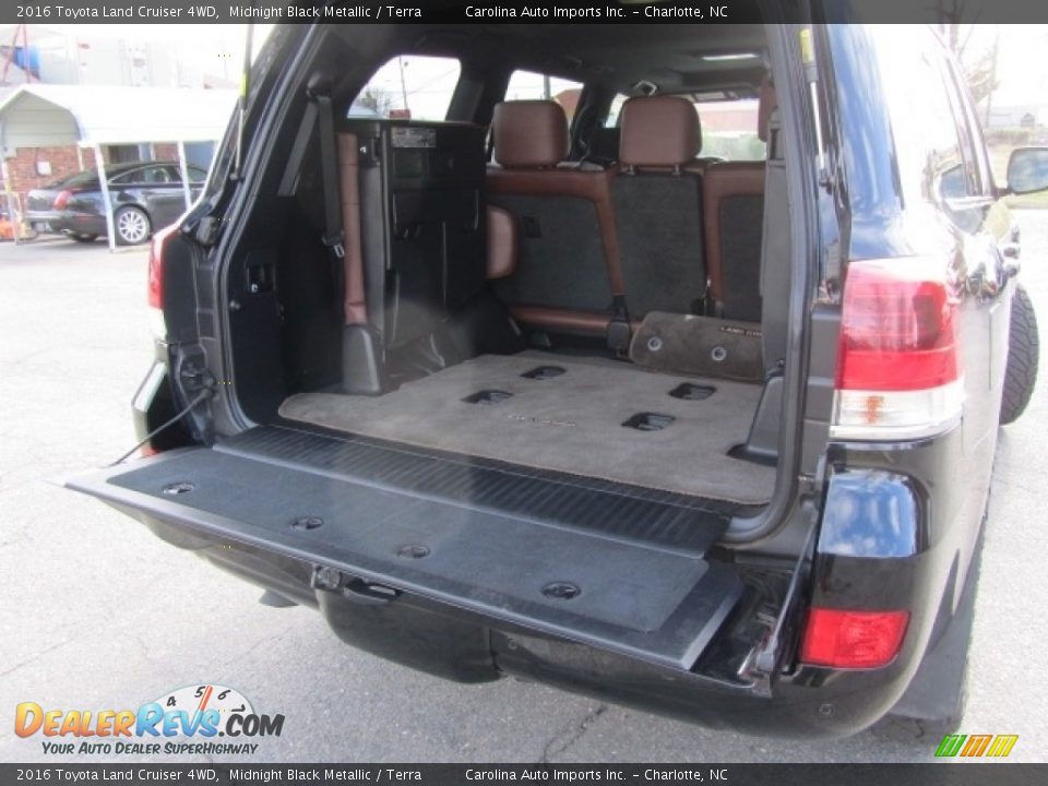 2016 Toyota Land Cruiser 4WD Midnight Black Metallic / Terra Photo #21