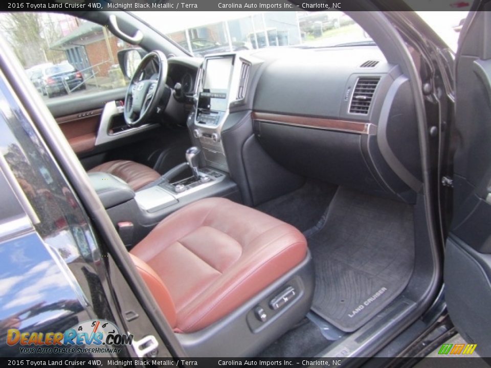 2016 Toyota Land Cruiser 4WD Midnight Black Metallic / Terra Photo #22
