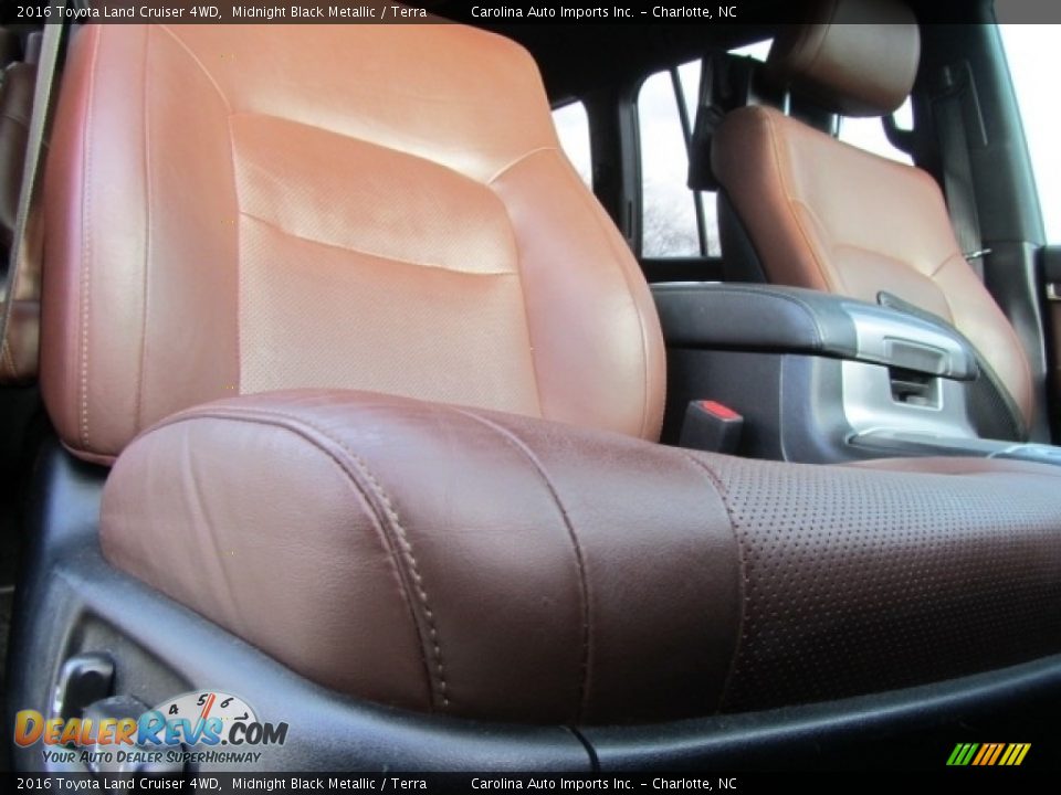 2016 Toyota Land Cruiser 4WD Midnight Black Metallic / Terra Photo #23