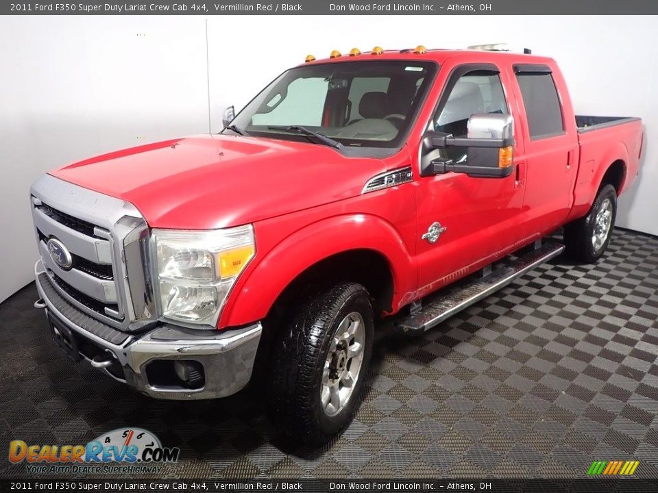 Front 3/4 View of 2011 Ford F350 Super Duty Lariat Crew Cab 4x4 Photo #8