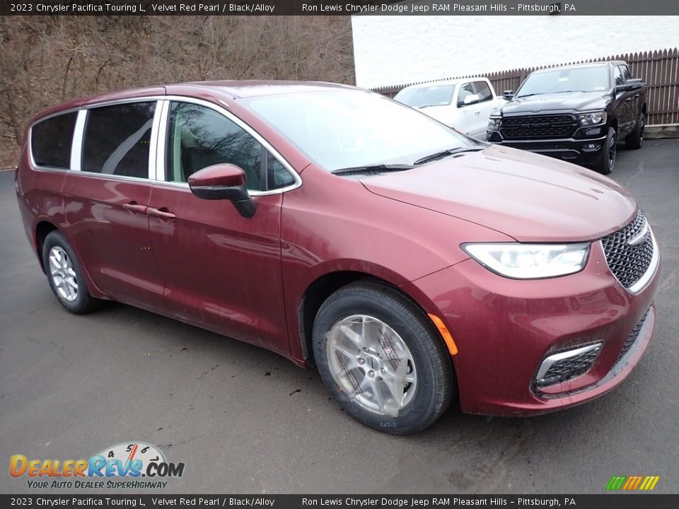 Front 3/4 View of 2023 Chrysler Pacifica Touring L Photo #8