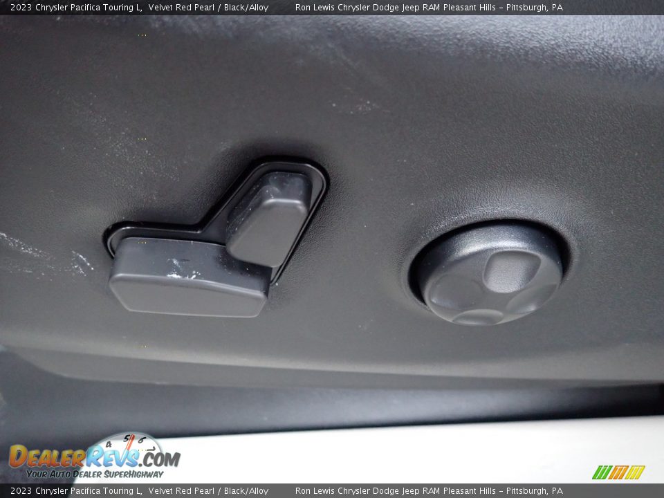 2023 Chrysler Pacifica Touring L Velvet Red Pearl / Black/Alloy Photo #17