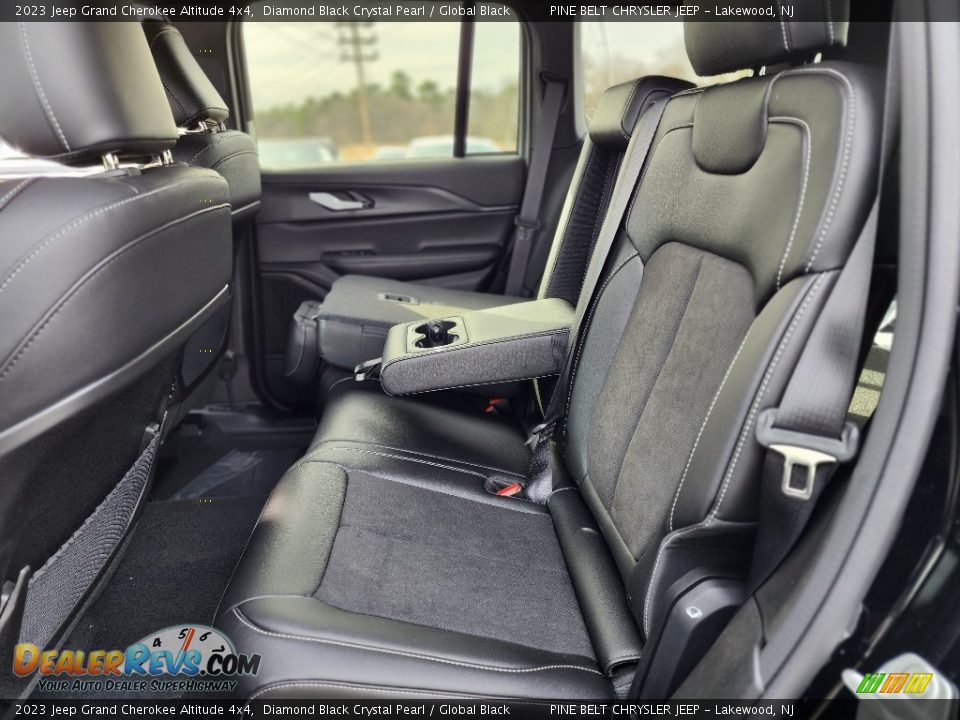 2023 Jeep Grand Cherokee Altitude 4x4 Diamond Black Crystal Pearl / Global Black Photo #7