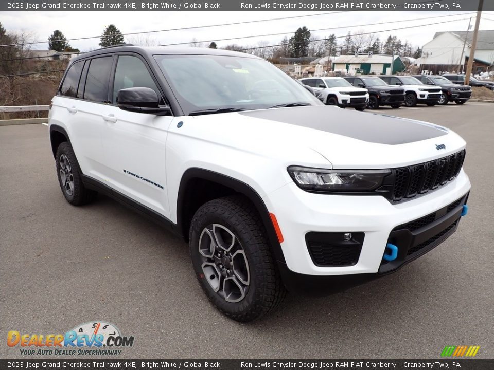 Front 3/4 View of 2023 Jeep Grand Cherokee Trailhawk 4XE Photo #7