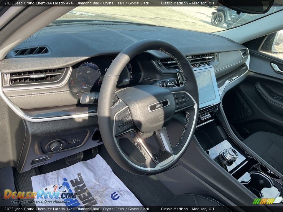 2023 Jeep Grand Cherokee Laredo 4x4 Diamond Black Crystal Pearl / Global Black Photo #4