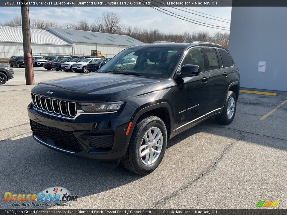 2023 Jeep Grand Cherokee Laredo 4x4 Diamond Black Crystal Pearl / Global Black Photo #7
