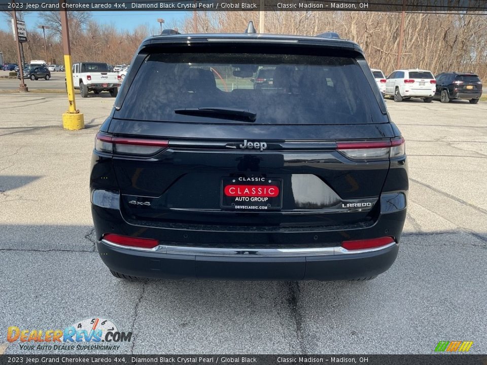 2023 Jeep Grand Cherokee Laredo 4x4 Diamond Black Crystal Pearl / Global Black Photo #11