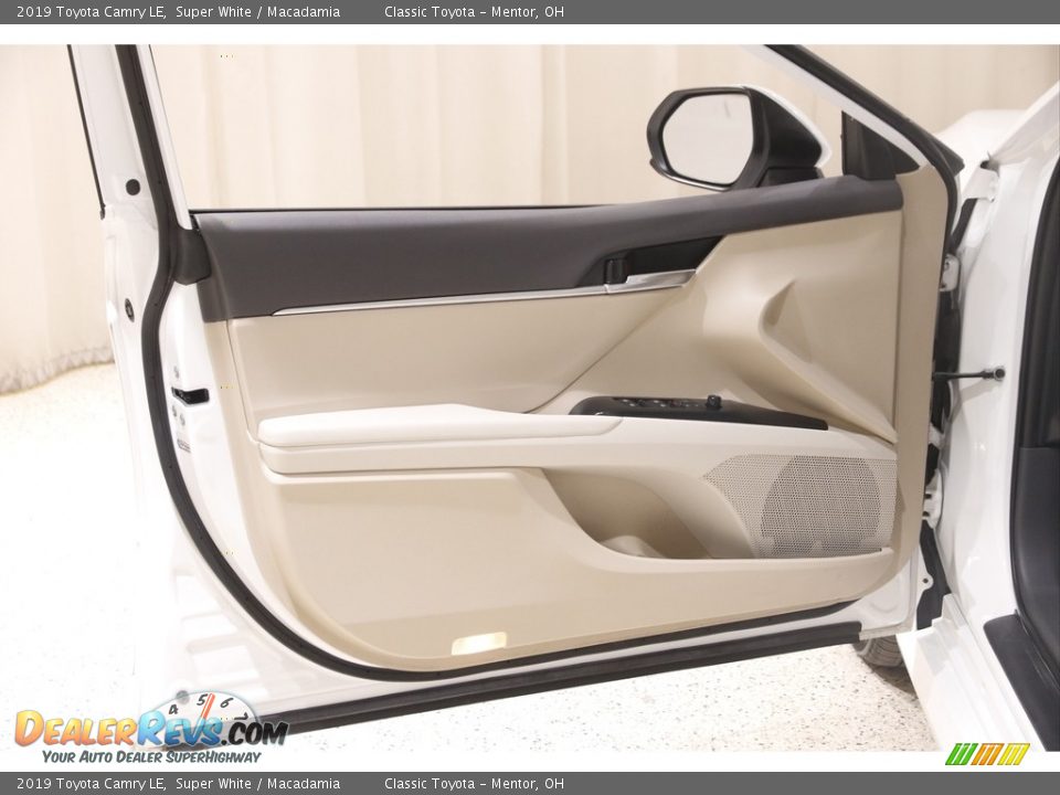 2019 Toyota Camry LE Super White / Macadamia Photo #4