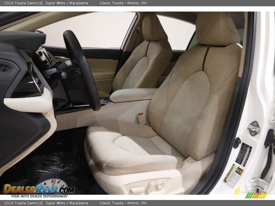 2019 Toyota Camry LE Super White / Macadamia Photo #5