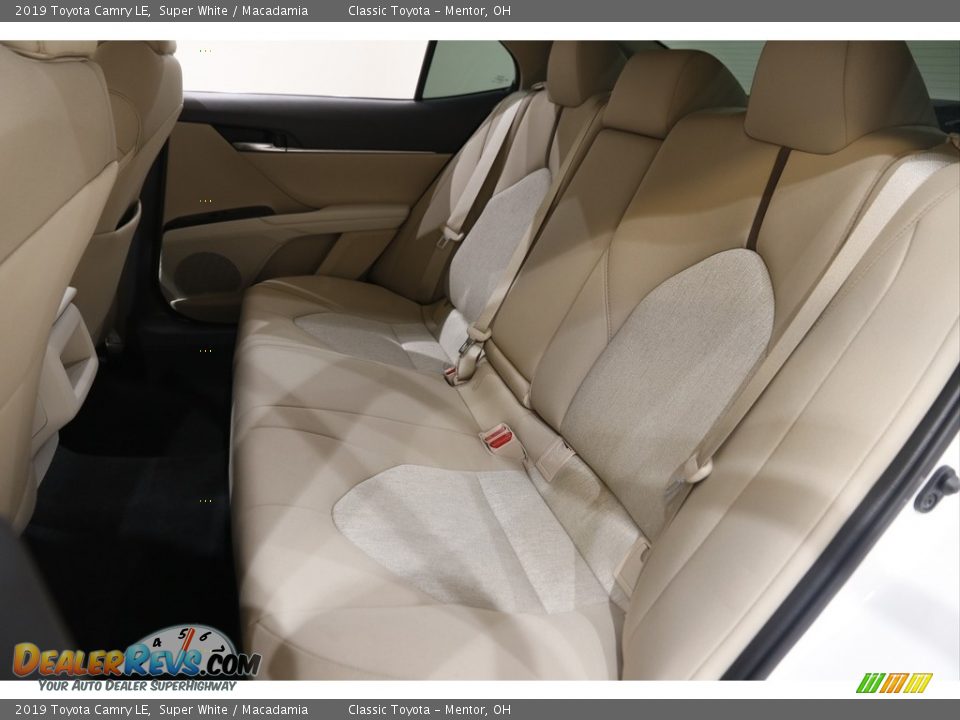2019 Toyota Camry LE Super White / Macadamia Photo #15