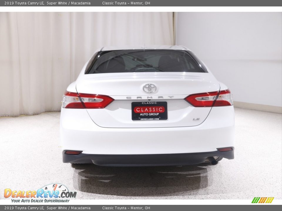 2019 Toyota Camry LE Super White / Macadamia Photo #16