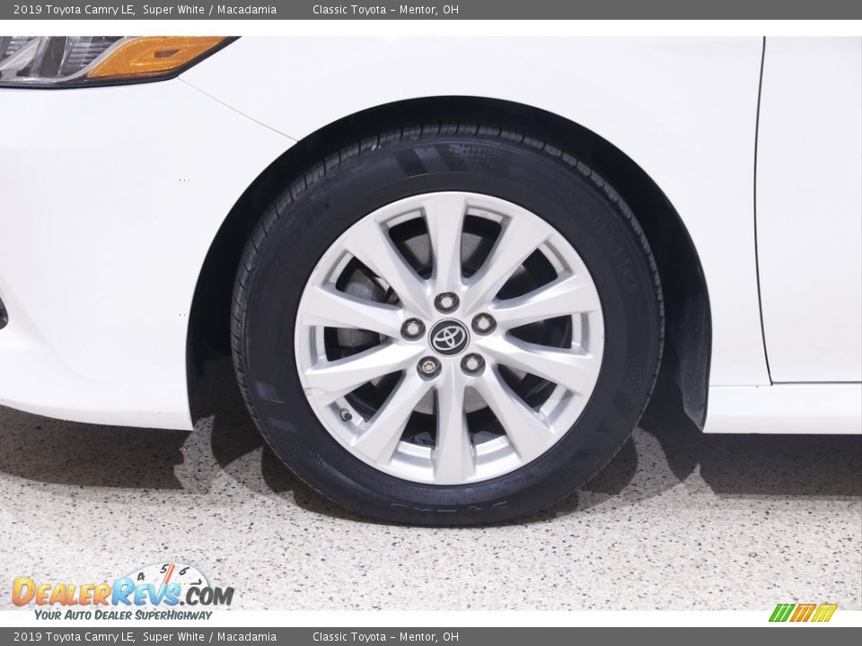2019 Toyota Camry LE Super White / Macadamia Photo #18