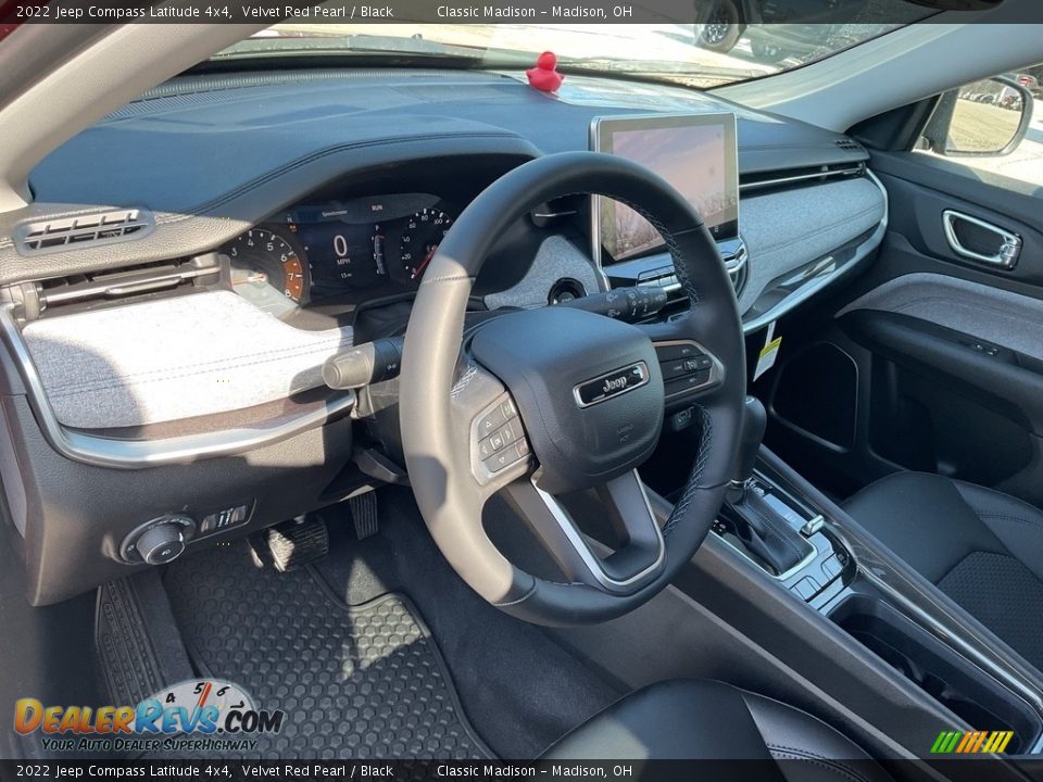 2022 Jeep Compass Latitude 4x4 Velvet Red Pearl / Black Photo #5