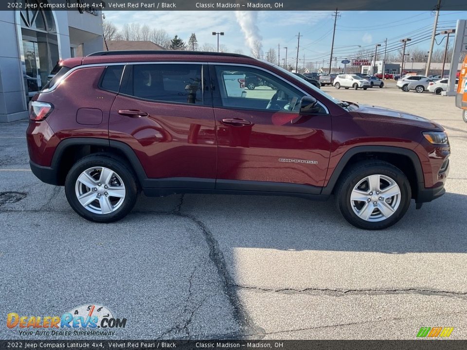 2022 Jeep Compass Latitude 4x4 Velvet Red Pearl / Black Photo #9