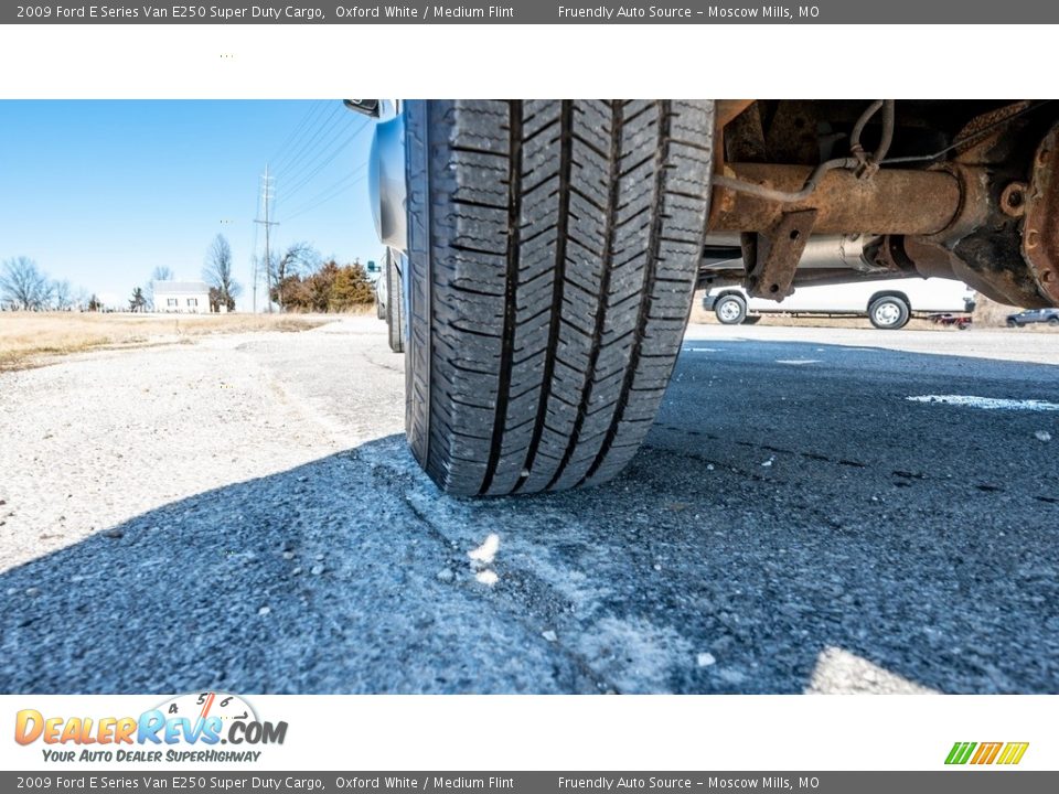 2009 Ford E Series Van E250 Super Duty Cargo Oxford White / Medium Flint Photo #13