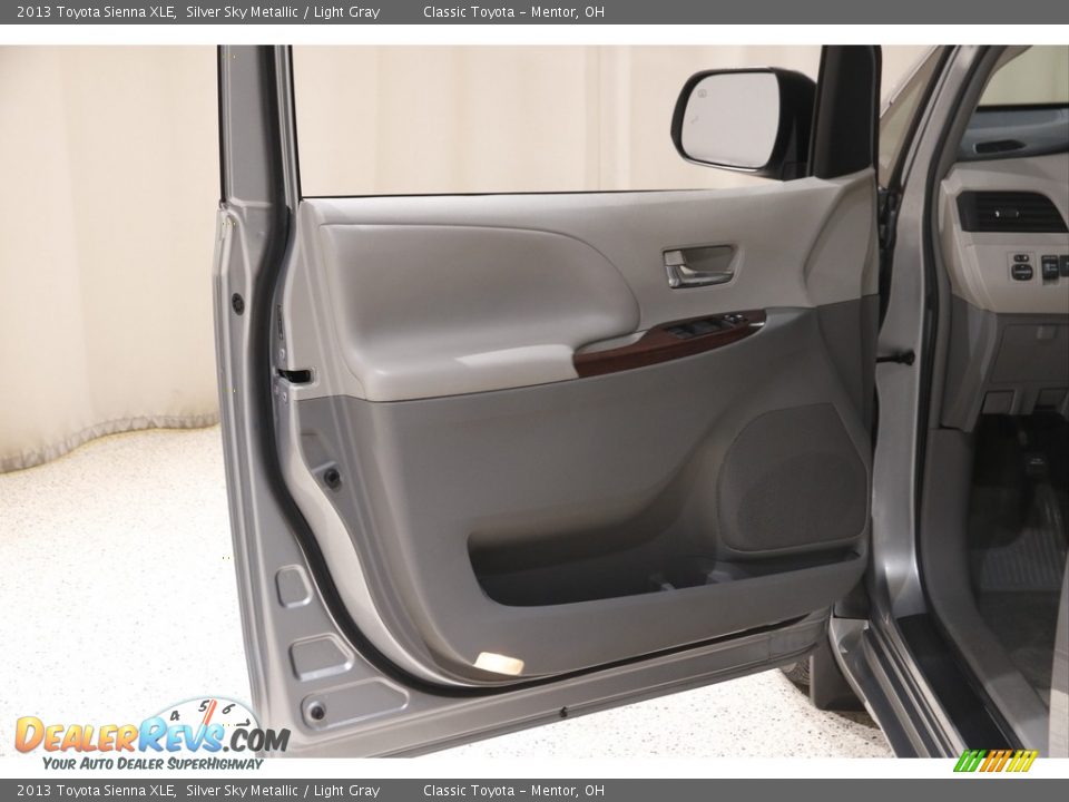 2013 Toyota Sienna XLE Silver Sky Metallic / Light Gray Photo #4