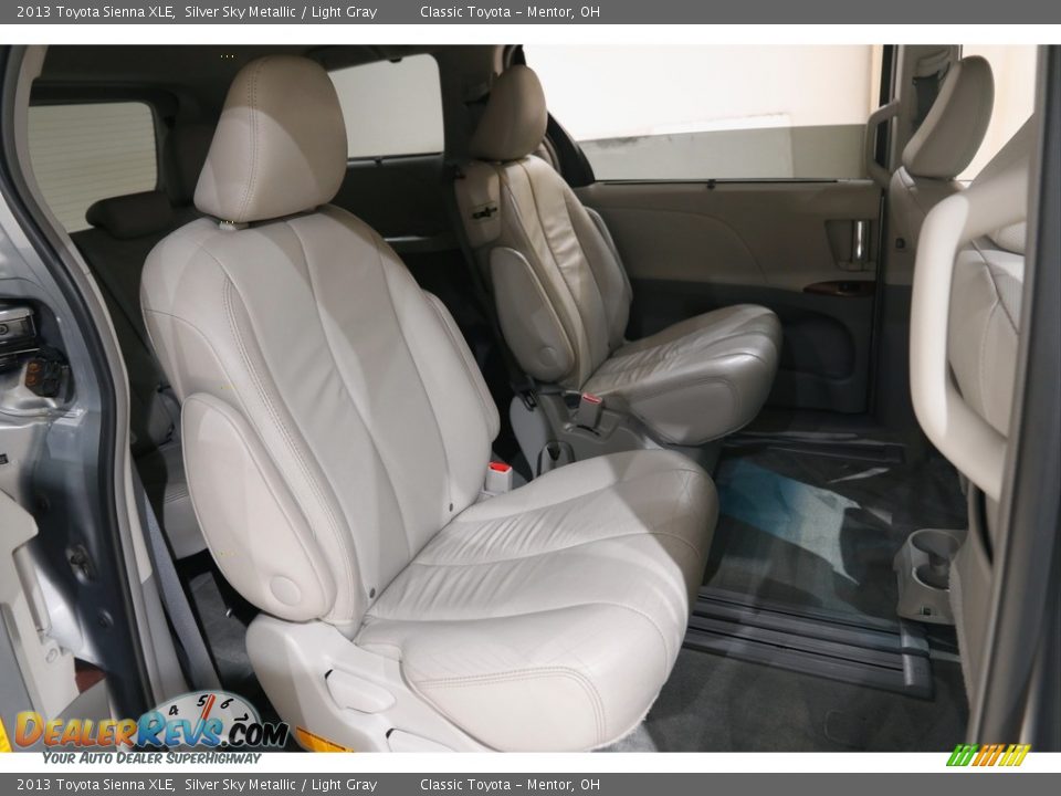 2013 Toyota Sienna XLE Silver Sky Metallic / Light Gray Photo #17