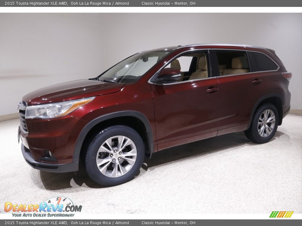 Front 3/4 View of 2015 Toyota Highlander XLE AWD Photo #3