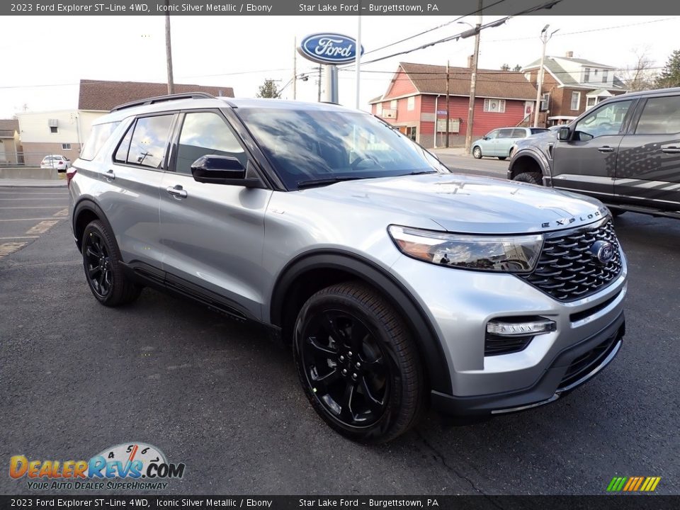 Front 3/4 View of 2023 Ford Explorer ST-Line 4WD Photo #7