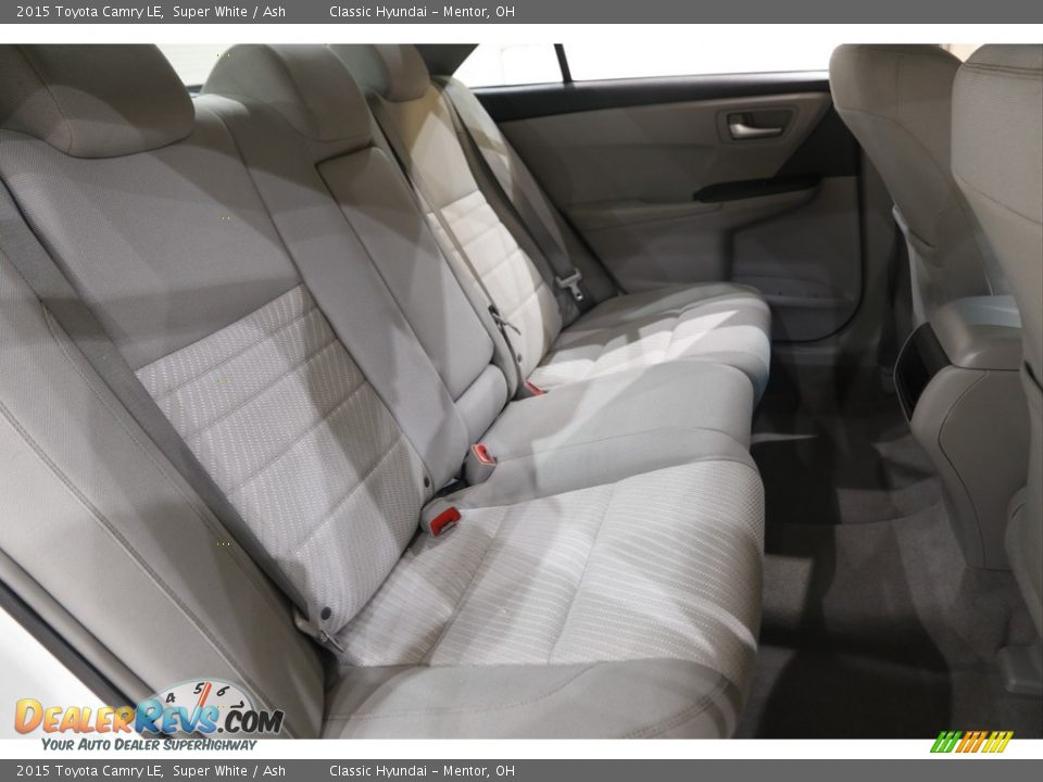 2015 Toyota Camry LE Super White / Ash Photo #16