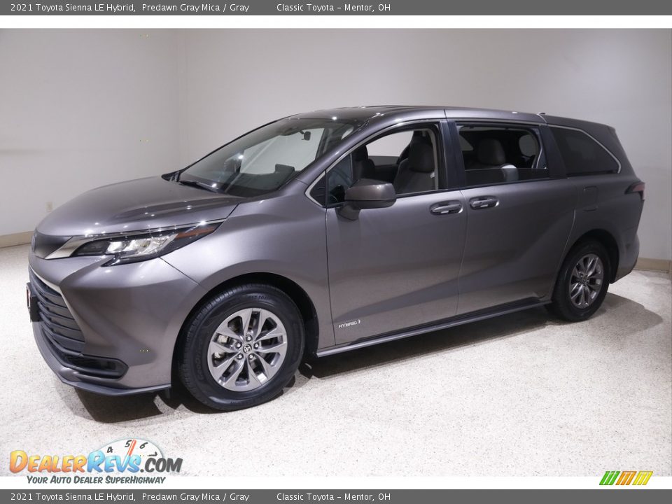 Front 3/4 View of 2021 Toyota Sienna LE Hybrid Photo #3