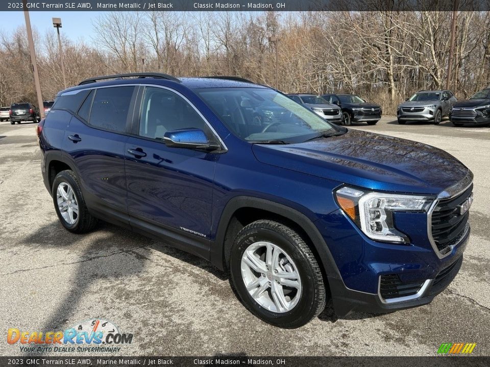Front 3/4 View of 2023 GMC Terrain SLE AWD Photo #4