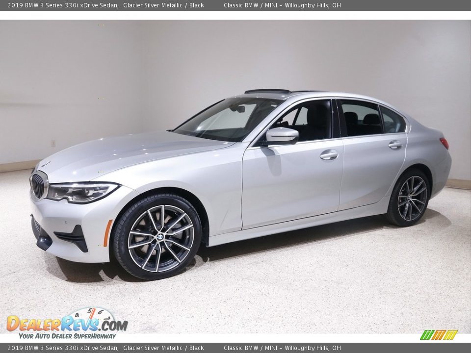 Front 3/4 View of 2019 BMW 3 Series 330i xDrive Sedan Photo #3