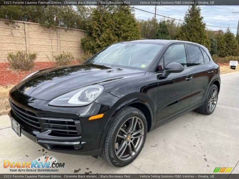 Front 3/4 View of 2023 Porsche Cayenne Platinum Edition Photo #1