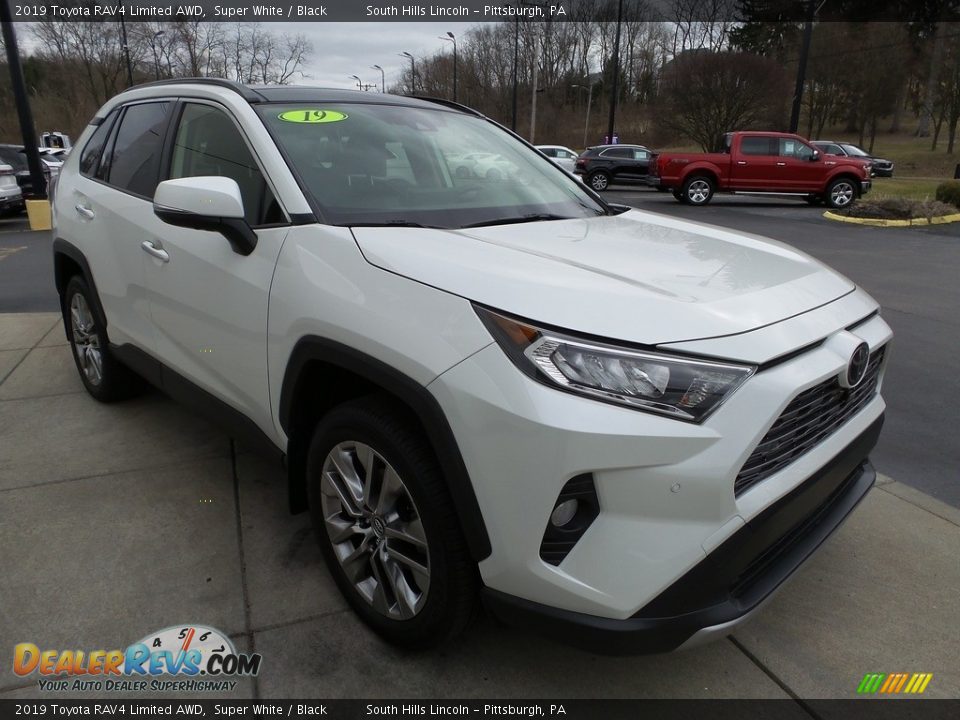 Front 3/4 View of 2019 Toyota RAV4 Limited AWD Photo #8