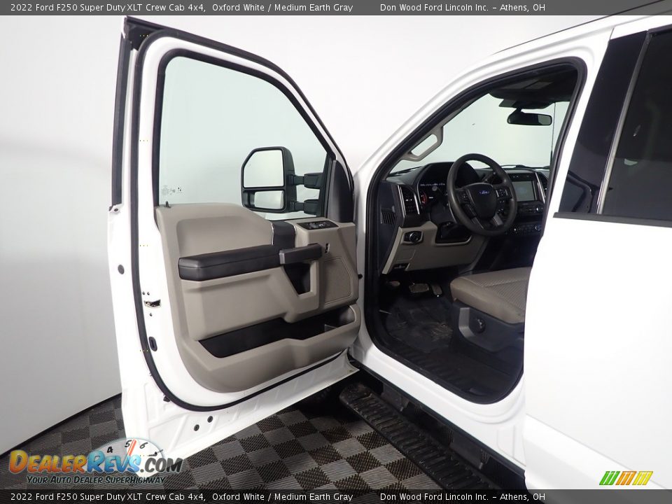 2022 Ford F250 Super Duty XLT Crew Cab 4x4 Oxford White / Medium Earth Gray Photo #17