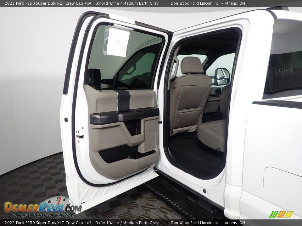 2022 Ford F250 Super Duty XLT Crew Cab 4x4 Oxford White / Medium Earth Gray Photo #32