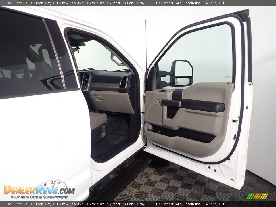 2022 Ford F250 Super Duty XLT Crew Cab 4x4 Oxford White / Medium Earth Gray Photo #36