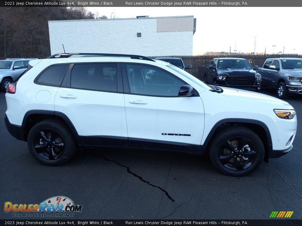 2023 Jeep Cherokee Altitude Lux 4x4 Bright White / Black Photo #7