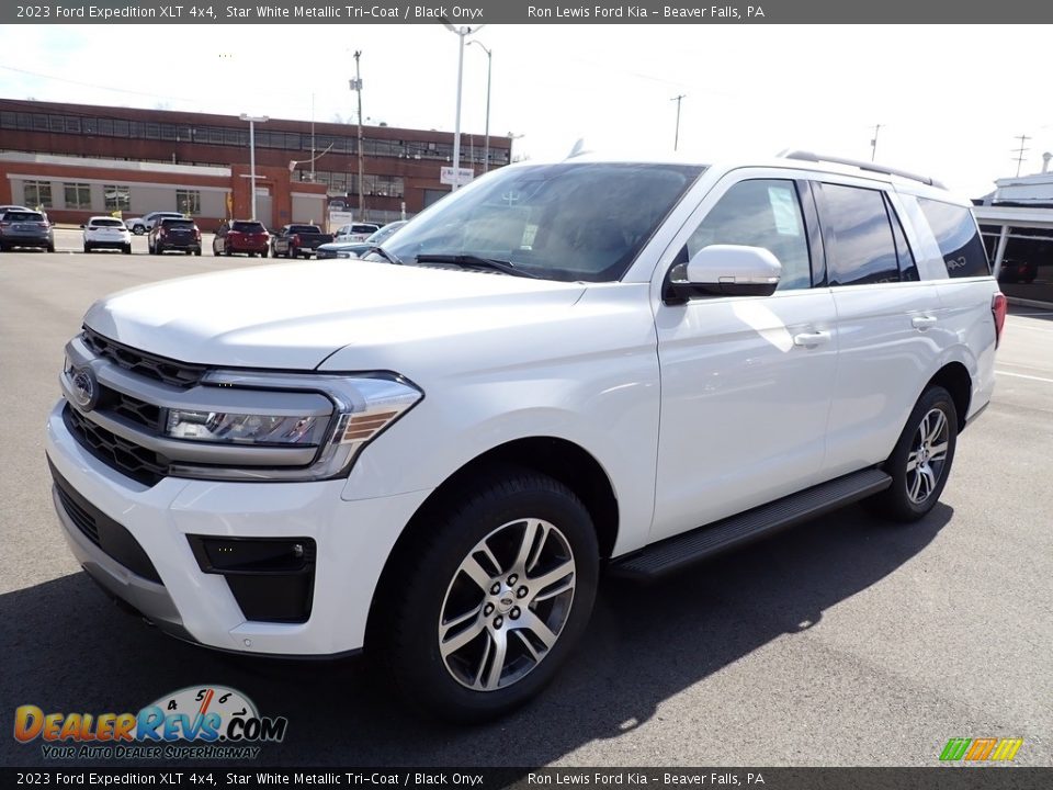 Front 3/4 View of 2023 Ford Expedition XLT 4x4 Photo #4