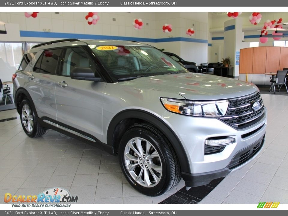 Front 3/4 View of 2021 Ford Explorer XLT 4WD Photo #3