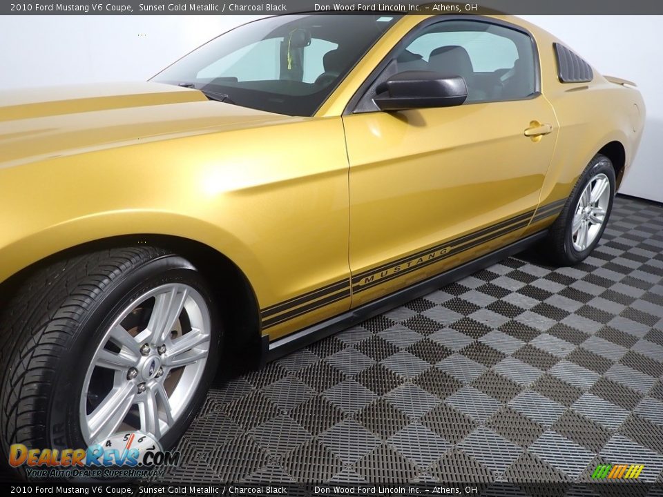 2010 Ford Mustang V6 Coupe Sunset Gold Metallic / Charcoal Black Photo #9