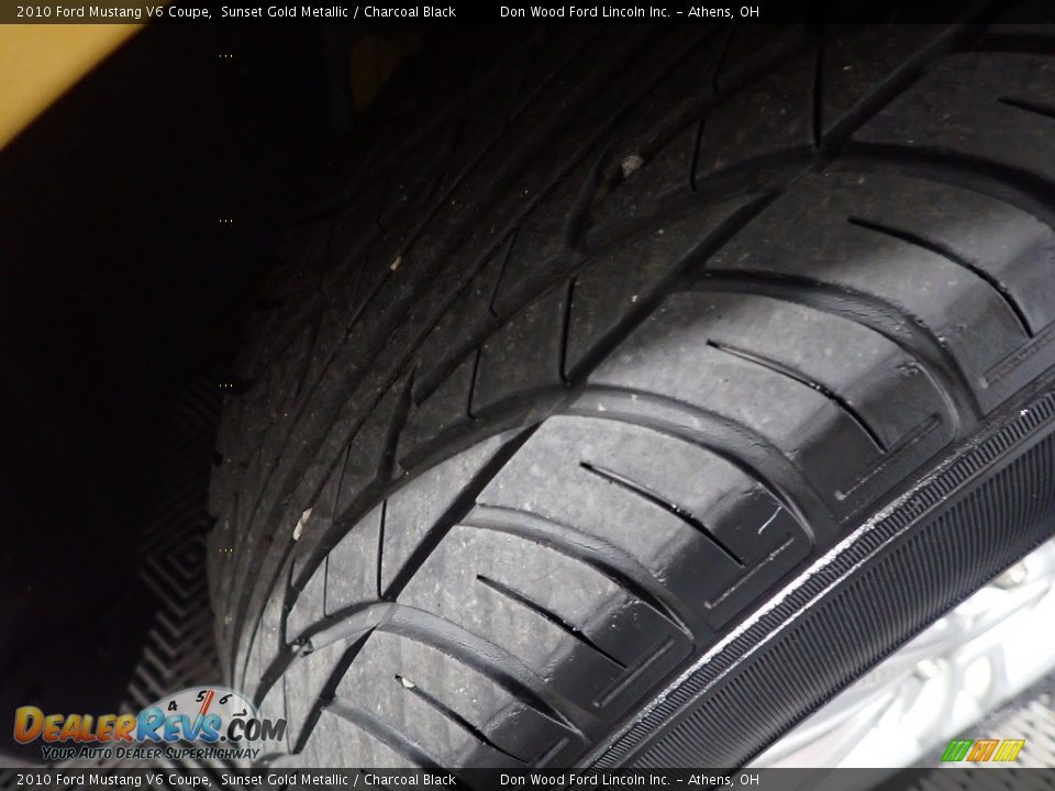 2010 Ford Mustang V6 Coupe Sunset Gold Metallic / Charcoal Black Photo #32