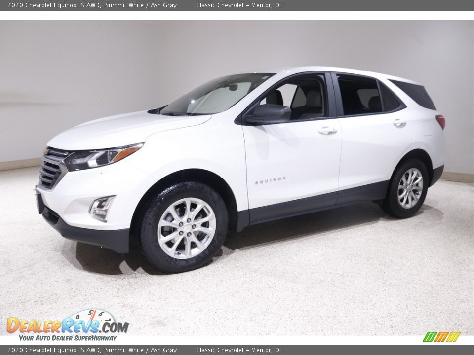 Front 3/4 View of 2020 Chevrolet Equinox LS AWD Photo #3