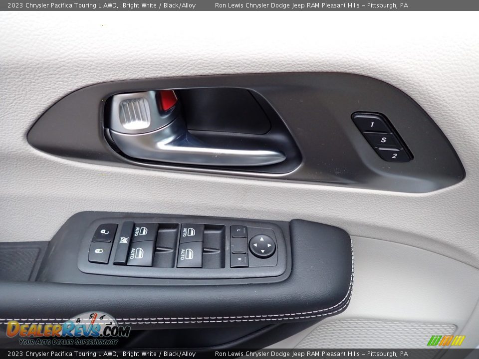 Door Panel of 2023 Chrysler Pacifica Touring L AWD Photo #15