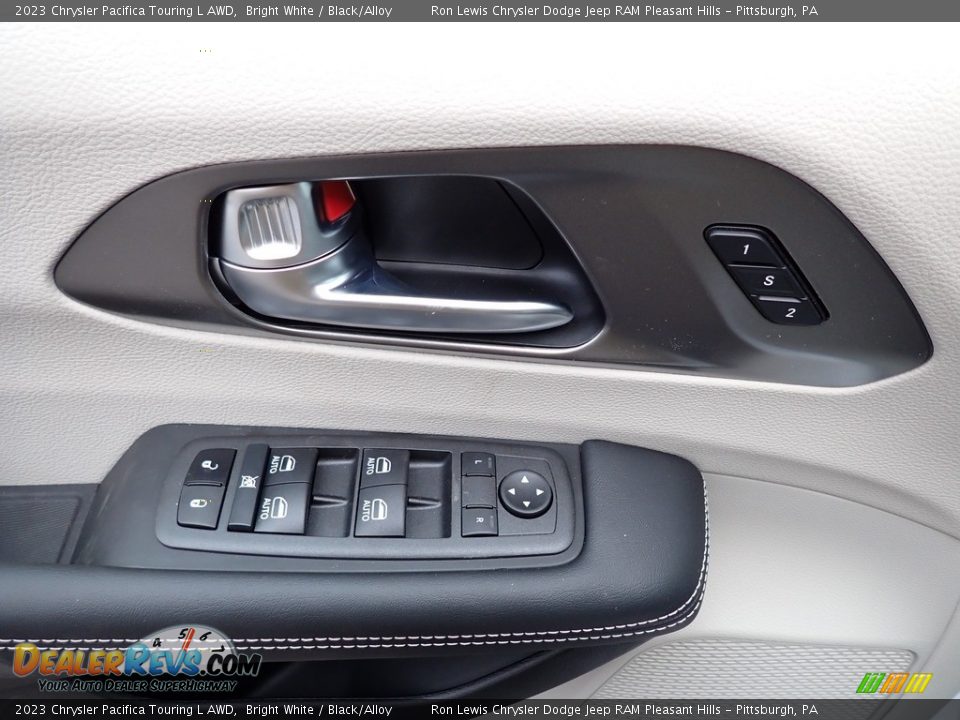 Door Panel of 2023 Chrysler Pacifica Touring L AWD Photo #15
